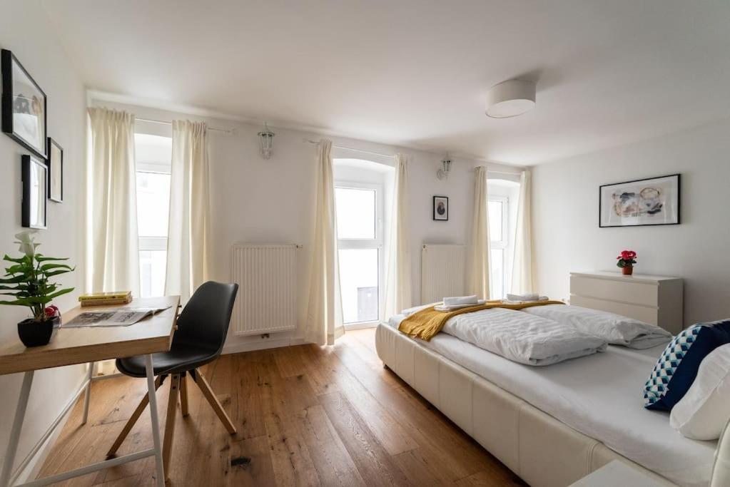 Апартаменты Cozy 1Br Duplex Near Center By Hm Вена Экстерьер фото